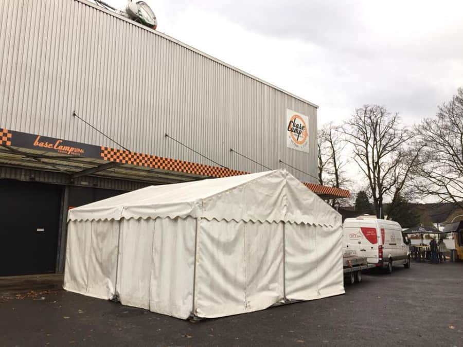 Glühweinstand im Mietzelt bei Basecamp Bonns Indoorweihnachtsmarkt